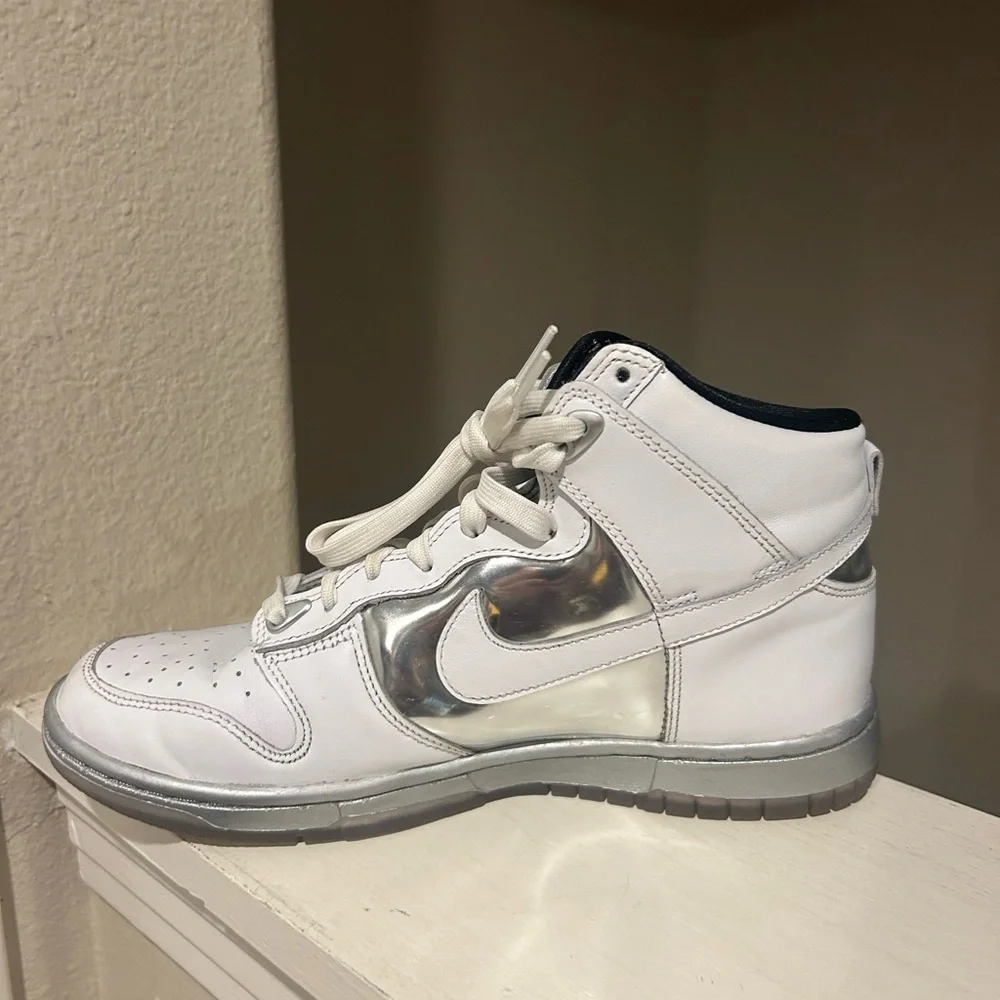 Nike Womens Dunk High SE DX5928-100 White Chrome Basketball Shoes Size 8.5 - Picture 3 of 9